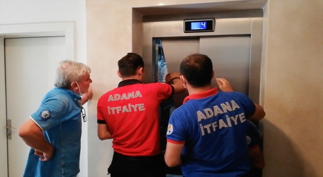 Adana’da asansörde mahsur kalan su dağıtıcısını itfaiye kurtardı
