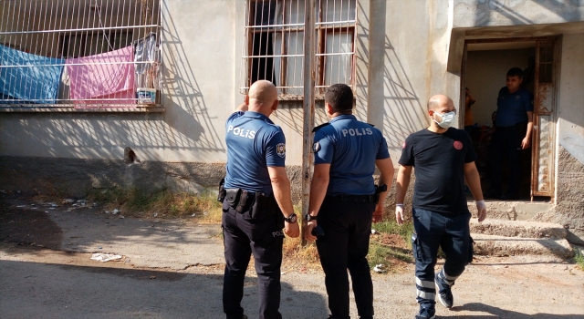 Adana’da kendini odaya kilitleyen bıçaklı kişiyi polis ikna etti