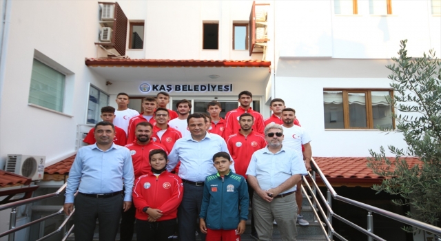 Kaş Belediyesinin güreş takımı Edirne’ye uğurlandı