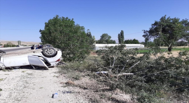 Korkuteli’de ağaca çarpıp takla atan otomobildeki 3 kişi yaralandı