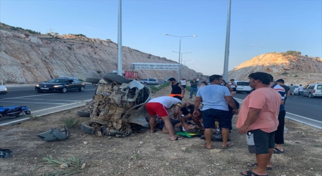 Mersin’de aydınlatma direğine çarpan otomobildeki 4 kişi yaralandı
