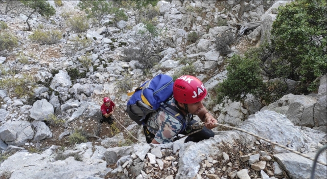 Antalya’da uçurumun kenarında mahsur kalan kişi kurtarıldı