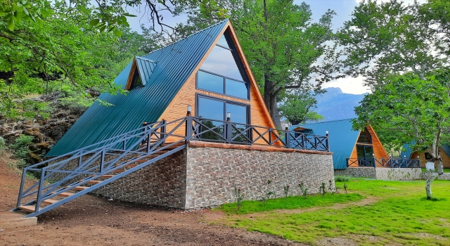 Pozantı’da turistik amaçlı inşa edilen bungalov evler hizmete açıldı