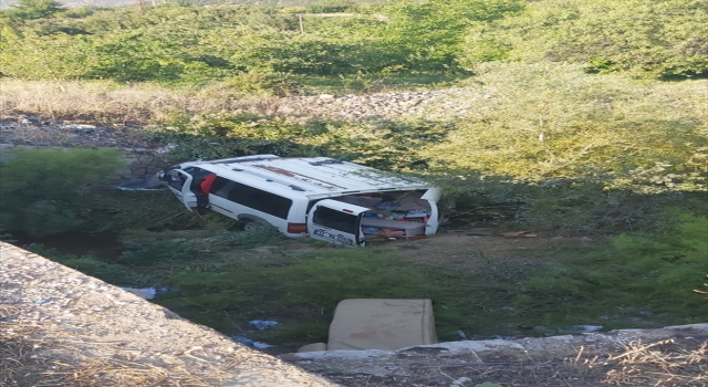 Isparta’da hafif ticari aracın devrilmesi sonucu 1’i bebek 2 çocuk öldü, 6 kişi yaralandı