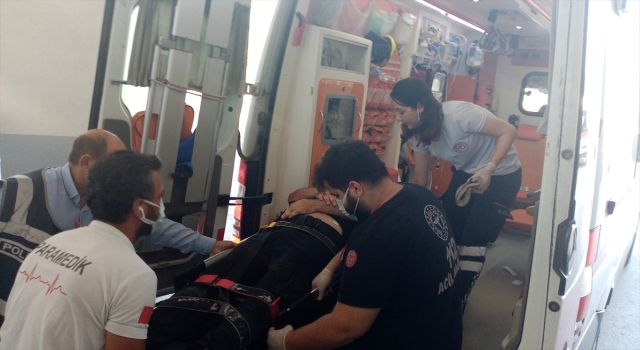 Adana’da kavgaya müdahale eden polis, kamyonetin çarpmasıyla yaralandı