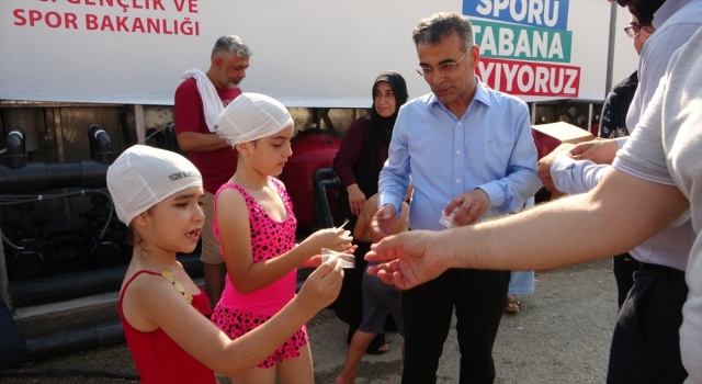 Kozan’da çocuklara portatif havuzlarda ücretsiz yüzme kursu veriliyor