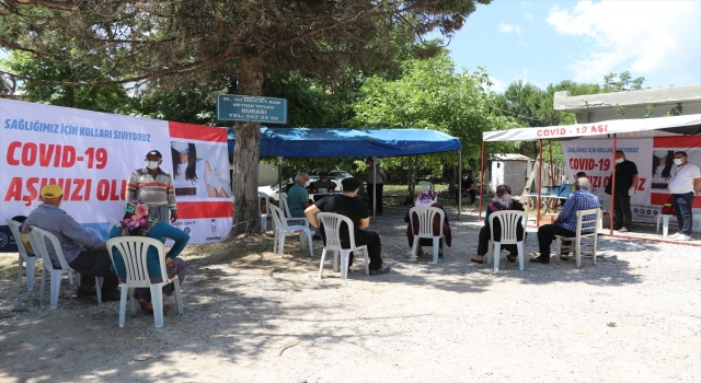 Adana’da sağlık ekipleri yaylalardaki vatandaşlara Kovid19 aşısı yaptı