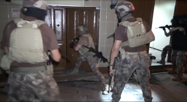 Suç örgütü operasyonunda polisin tel kafeste rehin tutulan 2 kişiyi kurtarması kameraya yansıdı