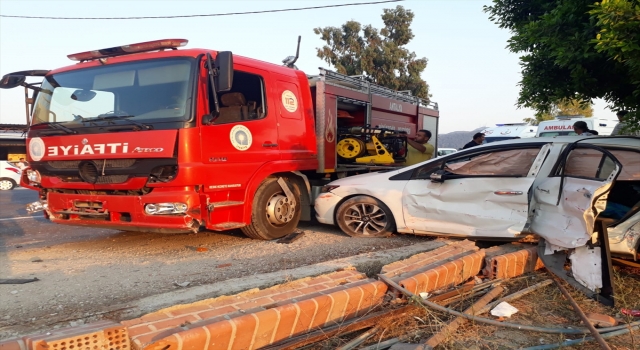 Antalya’da otomobille itfaiye aracı çarpıştı: 3 yaralı