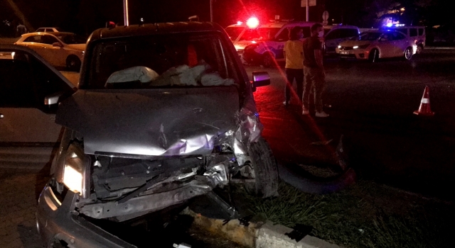 Adana’da polis otosuyla hafif ticari aracın çarpışması sonucu 5 kişi yaralandı