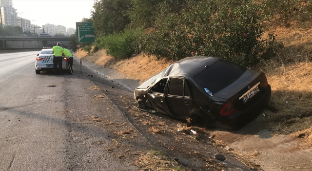 Adana’da devrilen otomobilin sürücüsü yaralandı