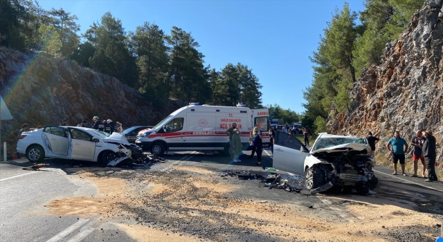 Antalya’da iki otomobil çarpıştı: 1 ölü, 6 yaralı