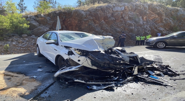 GÜNCELLEME Antalya’da iki otomobil çarpıştı: 2 ölü, 5 yaralı