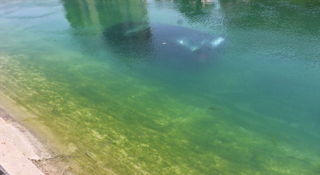 Adana’da sulama kanalına devrilen otomobildeki 2 kişi kendi imkanlarıyla kurtuldu