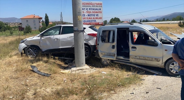 Antalya’da iki otomobil çarpıştı: 3 yaralı
