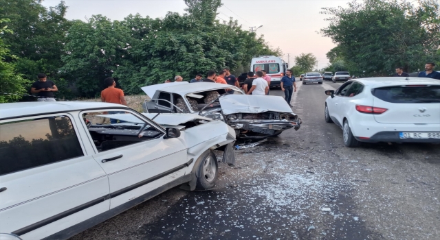 Adana’da iki otomobil çarpıştı: 2 yaralı