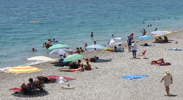 Antalya’da sahillerde bayram tatili yoğunluğu yaşanıyor