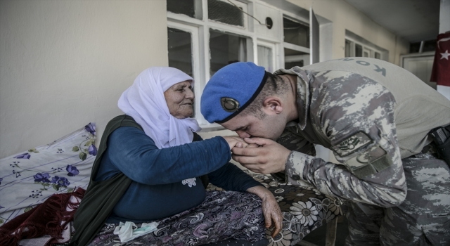Mehmetçik’ten Meryem nineye bayram ziyareti
