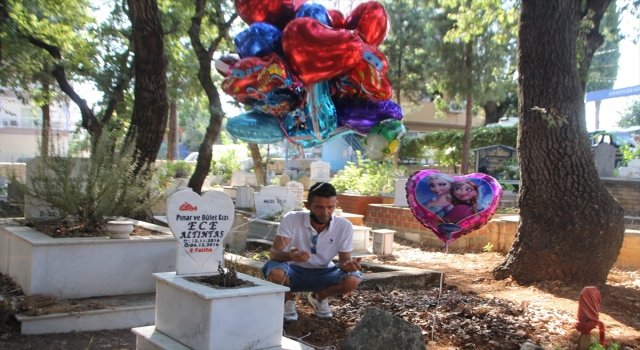 Antalya’da baloncunun çocuk mezarlarına balon bağlaması sosyal medyada ilgili gördü