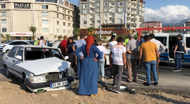 Hatay’da iki otomobil çarpıştı: 4 yaralı