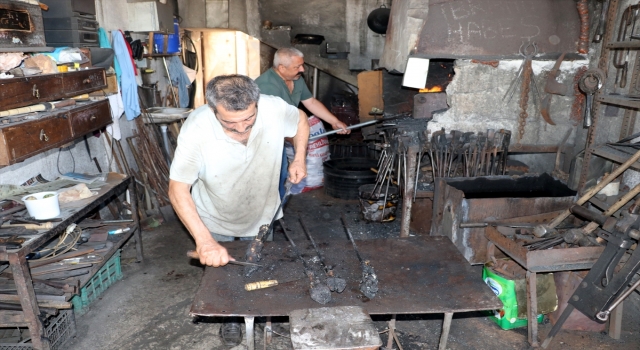 Bayramda demirci ustalarının yüzü ”kelle paça ütücülüğü” ile gülüyor