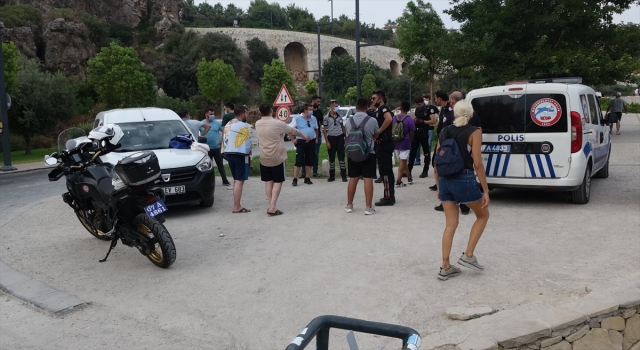 Antalya’da sahilde hırsızlık yaptığı iddia edilen 4 şüpheli yakalandı