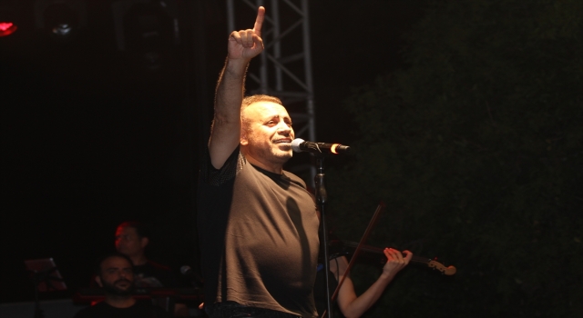 Sanatçı Haluk Levent, Hatay’ın ana vatana katılışının 82’nci yıl dönümü kutlamalarında sahne aldı