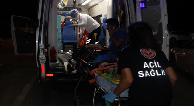 Antalya’da otomobil ile tur minibüsü çarpıştı: 3 yaralı