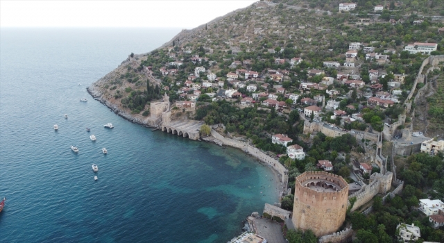 Surlarla çevrili koruma altındaki mahallenin sakinleri tarihi yapılarla iç içe yaşıyor
