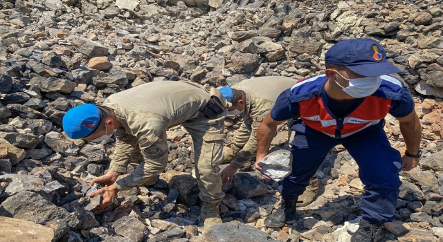 Akseki’de yangında zarar gören evlerin enkazını kaldırma çalışmalarına askerler de katılıyor