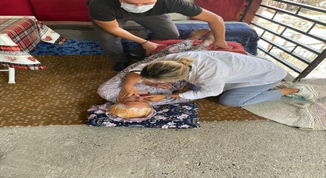 Antalya’da yangının tehdit ettiği bölgede fenalaşan kadına ilk müdahaleyi milletvekili Çokal yaptı