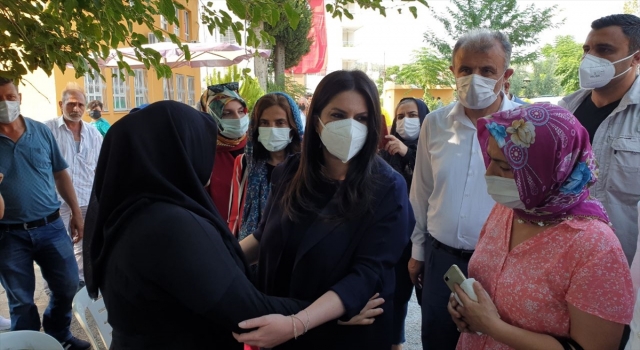 AK Partili Sarıeroğlu, Antalya’da cesedi bulunan Azra Gülendam Haytaoğlu’nun ailesini ziyaret etti