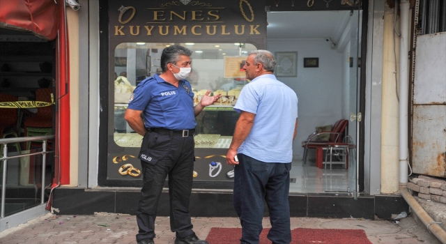 Antalya’da silah tehdidiyle kuyumcudan bir miktar para ve altın çalan 2 şüpheli aranıyor