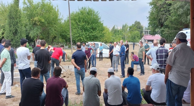 Hatay’da iki aile arasındaki bıçaklı kavgada hayatını kaybeden gencin cenazesi toprağa verildi