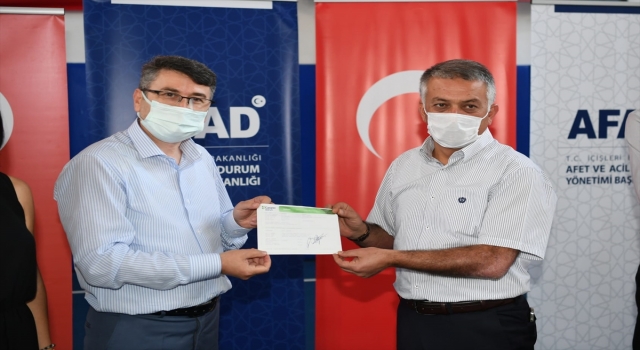 Azerbaycanlı iş ve bilim insanlarından Manavgat’taki yangından zarar görenlere yardım