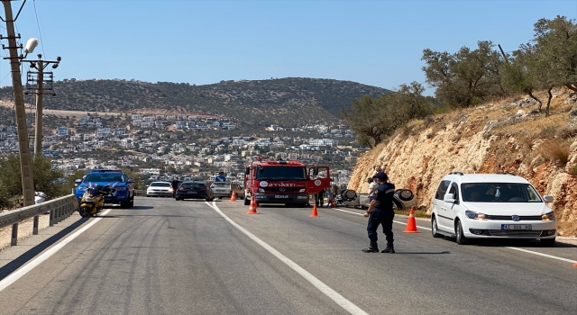 Antalya’da iki otomobil çarpıştı: 3 yaralı