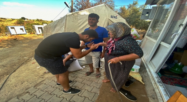 Manavgat’ta yangından kaçarken araçları devrilen anne ve oğlunu orman işçileri kurtardı