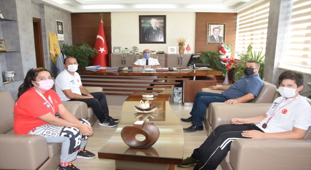 Kumluca Demirspor Kulübü sporcuları, Kaymakam Kolsuz’u ziyaret etti