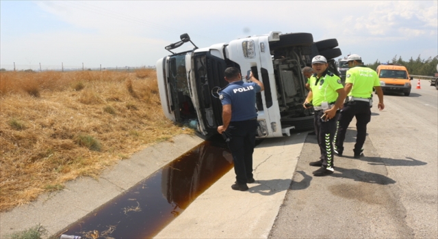 Adana’da devrilen yağ yüklü tankerin sürücüsü yaralandı