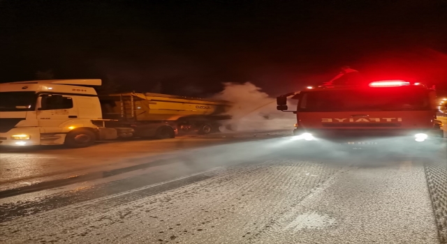 Osmaniye’de seyir halindeki tırın lastikleri alev aldı