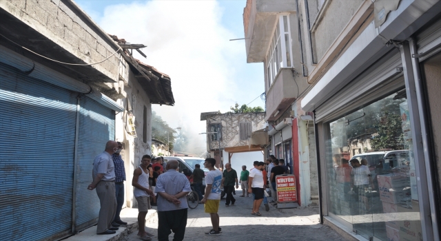 Mersin’de metruk binada çıkan ve yanındaki eve sıçrayan yangın söndürüldü