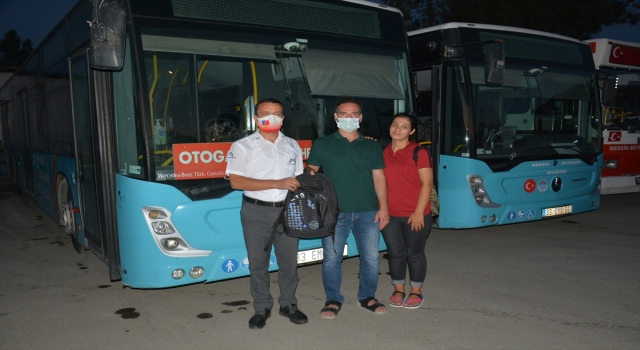 Mersin’de belediye otobüsünde unutulan düğün takılarının bulunduğu çanta sahiplerine verildi