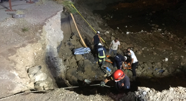 Antalya’da inşaat alanında toprak kayması sonucu bir işçi yaralandı