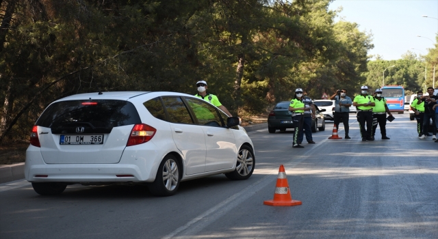 Adana’da polis ekipleri, araç sürücülerini orman yangınlarına karşı duyarlı olmaları için uyardı