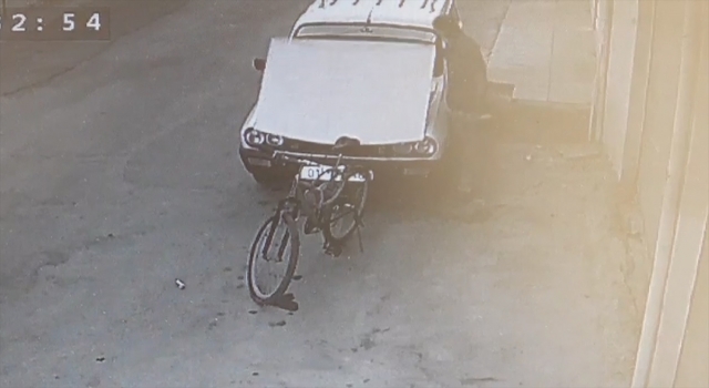 Adana’da park halindeki otomobili çalması güvenlik kamerasına yansıyan zanlı yakalandı