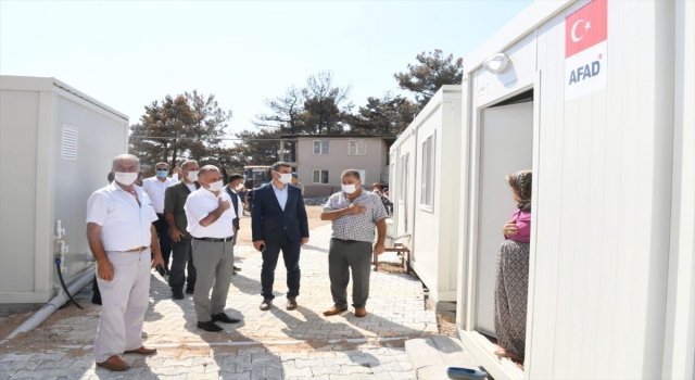 Antalya Valisi Yazıcı, yangından etkilenen Gündoğmuş’taki Senir Mahallesi’ni ziyaret etti
