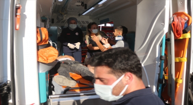 Adana’da minibüs, kamyonet ve motosikletin karıştığı kazada 3 kişi yaralandı