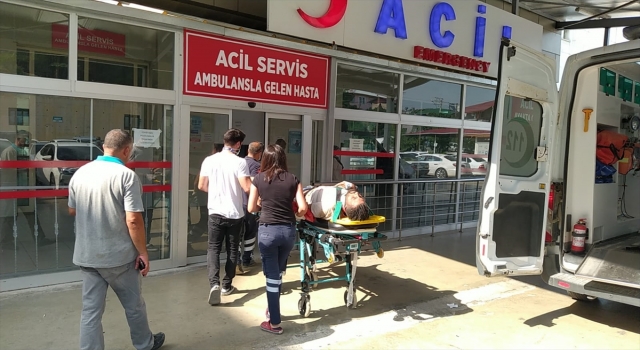Adana’da devrilen kepçenin altında sıkışan operatör yaralandı
