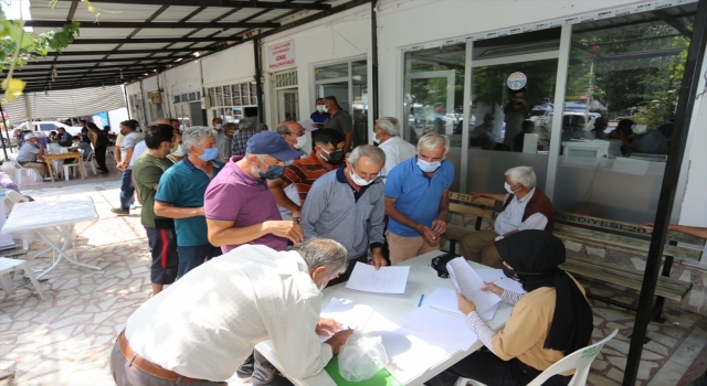 Kaş’ta kurulan mobil aşı merkezinde 715 kişi aşı oldu