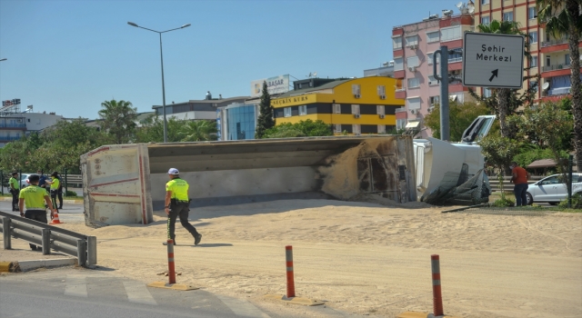 Antalya’da kum yüklü kamyon otomobile çarparak devrildi: 2 yaralı